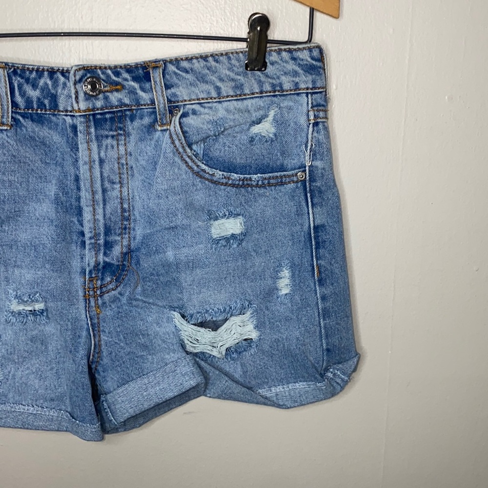 🎱Brand new trendy Jean Ripped Shorts! - Picture 2 of 8